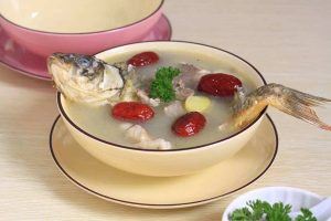 鲤鱼汤炖燕窝的做法