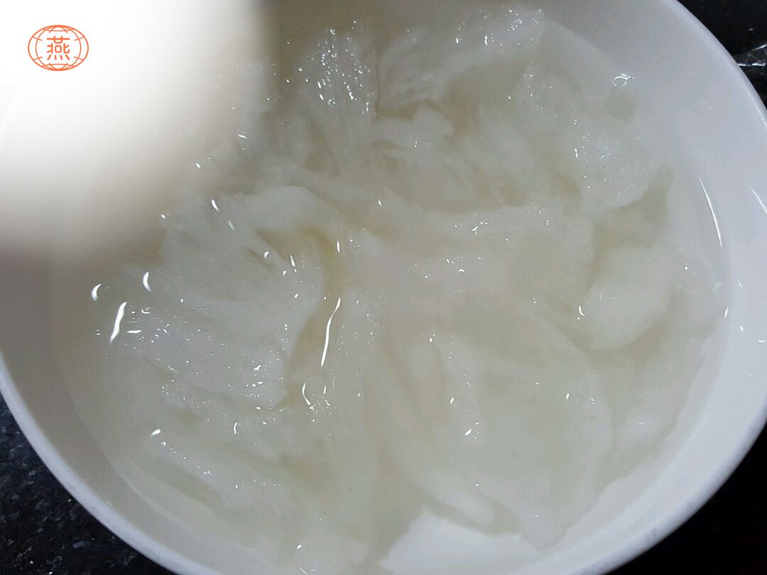 燕窝炖完发白好还是透明好